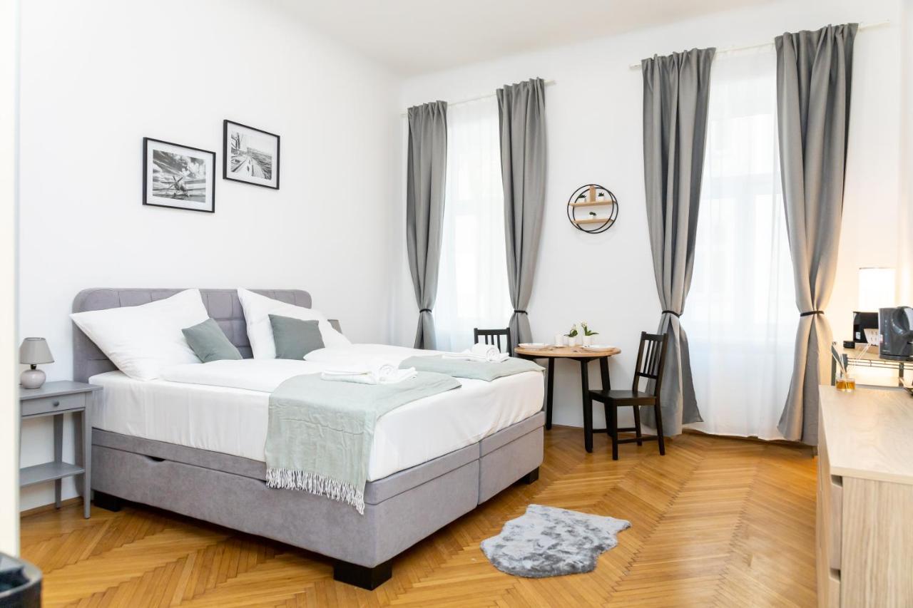 The Place, In The 7th District Of Appartement *