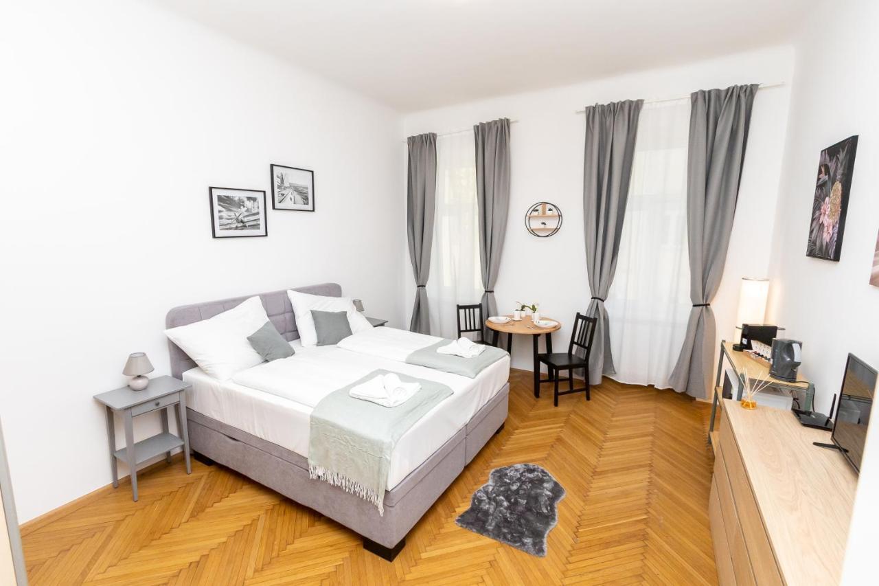 The Place, In The 7th District Of Apartment