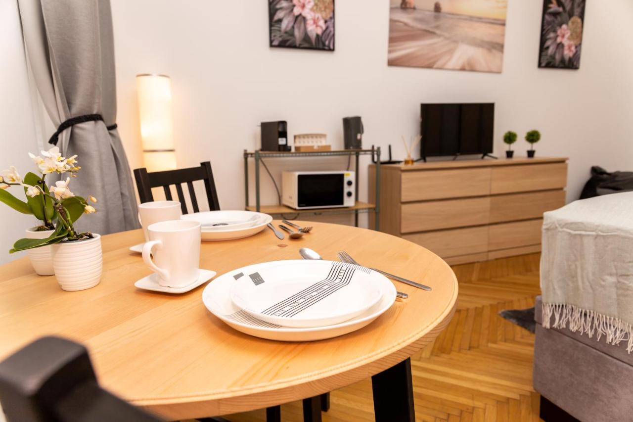 The Place, In The 7th District Of Apartment